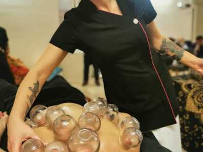 Un esempio � la �coppettazione�: si applicano delle coppette in una zona del corpo e rimuovendole si crea un vuoto che tira la pelle collegata agli organi interni, ristabilendone l�equilibrio funzionale